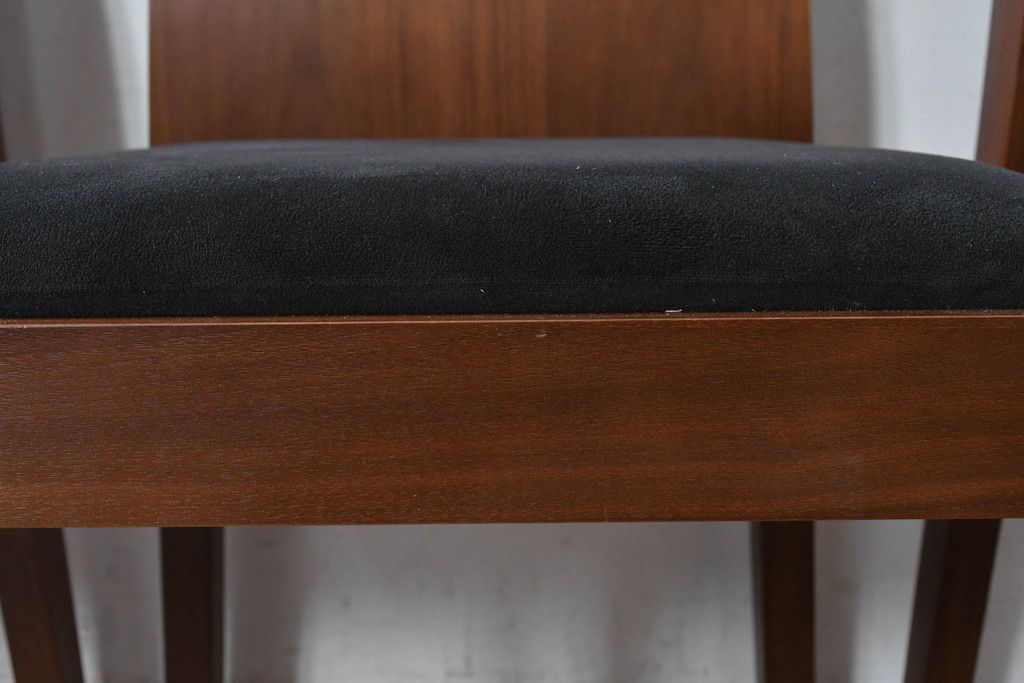 中古　希少な廃番品　アルモニア(Armonia)　ウォールナット材　すっきりとしたデザインのモダンなダイニングチェア4脚セット(椅子、イス、バラ売り可能)(R-083356)