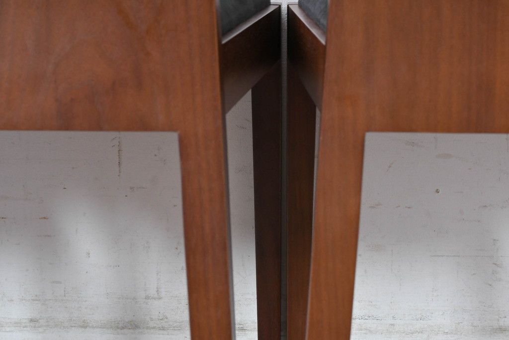 中古　希少な廃番品　アルモニア(Armonia)　ウォールナット材　すっきりとしたデザインのモダンなダイニングチェア4脚セット(椅子、イス、バラ売り可能)(R-083356)