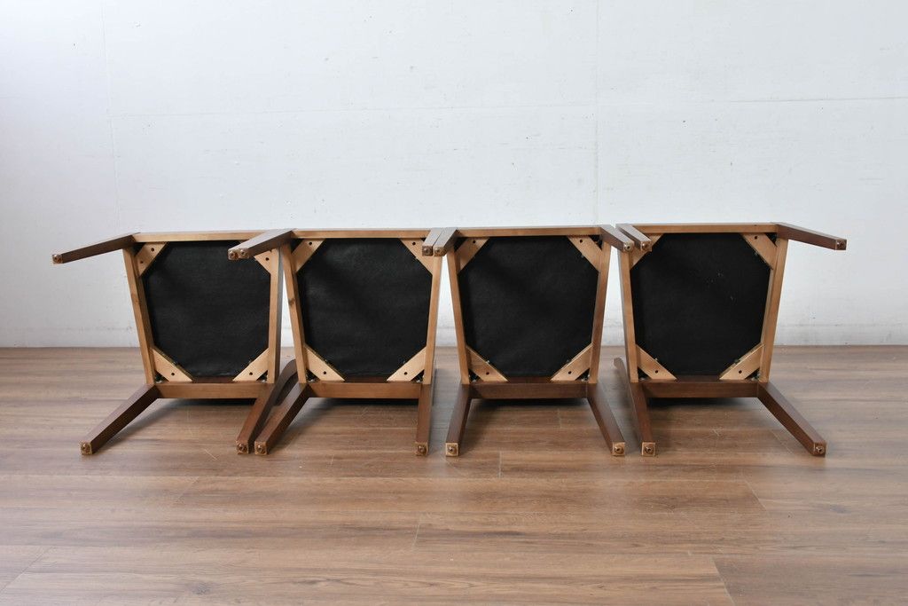 中古　希少な廃番品　アルモニア(Armonia)　ウォールナット材　すっきりとしたデザインのモダンなダイニングチェア4脚セット(椅子、イス、バラ売り可能)(R-083356)