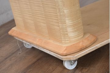 中古　超美品　展示品　IDC大塚家具取り扱い　松創(MATSUSO・マツソウ)　ホワイトシカモア　滑らかで柔らかな白い木肌と浮かび上がる繊細な模様に目を惹かれるローテーブル(センターテーブル、リビングテーブル)(定価約70万円)(R-083358)