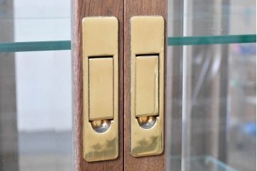 中古　希少な廃番品!!　カリモク家具(karimoku)　domani(ドマーニ)　分解可能なユニット式特大キャビネット(飾り棚、ガラスキャビネット、ガラスケース、ショーケース、コレクションケース、キュリオケース、店舗什器)(R-083359)