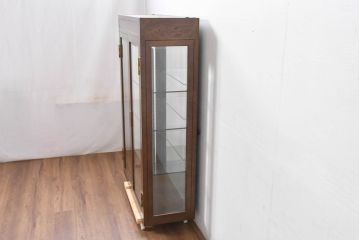 中古　カリモク家具(karimoku)　domani(ドマーニ)　Morganton(モーガントン)　脚(台輪)付きリメイク　ディスプレイ什器におすすめ!ヒッコリーブラウンのガラスキャビネット(ガラスケース、飾り棚、陳列棚)(R-083361)