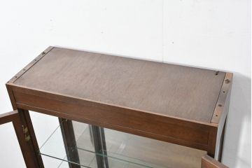中古　カリモク家具(karimoku)　domani(ドマーニ)　Morganton(モーガントン)　脚(台輪)付きリメイク　ディスプレイ什器におすすめ!ヒッコリーブラウンのガラスキャビネット(ガラスケース、飾り棚、陳列棚)(R-083361)