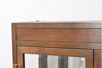 中古　カリモク家具(karimoku)　domani(ドマーニ)　Morganton(モーガントン)　脚(台輪)付きリメイク　ディスプレイ什器におすすめ!ヒッコリーブラウンのガラスキャビネット(ガラスケース、飾り棚、陳列棚)(R-083361)