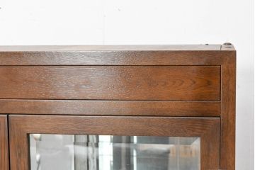 中古　カリモク家具(karimoku)　domani(ドマーニ)　Morganton(モーガントン)　脚(台輪)付きリメイク　ディスプレイ什器におすすめ!ヒッコリーブラウンのガラスキャビネット(ガラスケース、飾り棚、陳列棚)(R-083361)