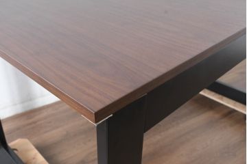 中古　ARMONIA(アルモニア)　ウォールナット天板の上質な風合いと直線的で洗練されたモダンデザインが魅力のエクステンションテーブル(エクステンションダイニングテーブル、伸長式テーブル、拡張式テーブル、食卓、4人掛け、6人掛け、4人用、6人用)(R-083363)
