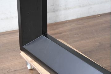 中古　ARMONIA(アルモニア)　ウォールナット天板の上質な風合いと直線的で洗練されたモダンデザインが魅力のエクステンションテーブル(エクステンションダイニングテーブル、伸長式テーブル、拡張式テーブル、食卓、4人掛け、6人掛け、4人用、6人用)(R-083363)