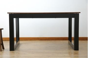 中古　ARMONIA(アルモニア)　ウォールナット天板の上質な風合いと直線的で洗練されたモダンデザインが魅力のエクステンションテーブル(エクステンションダイニングテーブル、伸長式テーブル、拡張式テーブル、食卓、4人掛け、6人掛け、4人用、6人用)(R-083363)