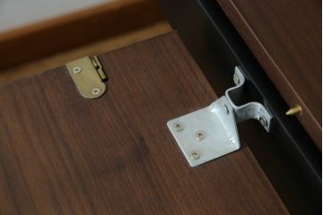 中古　ARMONIA(アルモニア)　ウォールナット天板の上質な風合いと直線的で洗練されたモダンデザインが魅力のエクステンションテーブル(エクステンションダイニングテーブル、伸長式テーブル、拡張式テーブル、食卓、4人掛け、6人掛け、4人用、6人用)(R-083363)