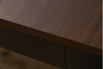 中古　ARMONIA(アルモニア)　ウォールナット天板の上質な風合いと直線的で洗練されたモダンデザインが魅力のエクステンションテーブル(エクステンションダイニングテーブル、伸長式テーブル、拡張式テーブル、食卓、4人掛け、6人掛け、4人用、6人用)(R-083363)