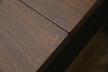 中古　ARMONIA(アルモニア)　ウォールナット天板の上質な風合いと直線的で洗練されたモダンデザインが魅力のエクステンションテーブル(エクステンションダイニングテーブル、伸長式テーブル、拡張式テーブル、食卓、4人掛け、6人掛け、4人用、6人用)(R-083363)