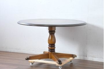中古　カリモク家具(karimoku)　COLONIAL(コロニアル)シリーズ　カントリースタイルの柔らかな雰囲気の丸型ダイニングテーブル(ラウンドテーブル、丸テーブル、二人掛け、四人掛け、2人用、4人用、円卓)(R-083364)