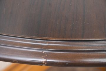 中古　カリモク家具(karimoku)　COLONIAL(コロニアル)シリーズ　カントリースタイルの柔らかな雰囲気の丸型ダイニングテーブル(ラウンドテーブル、丸テーブル、二人掛け、四人掛け、2人用、4人用、円卓)(R-083364)