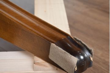 中古　カリモク家具(karimoku)　COLONIAL(コロニアル)シリーズ　カントリースタイルの柔らかな雰囲気の丸型ダイニングテーブル(ラウンドテーブル、丸テーブル、二人掛け、四人掛け、2人用、4人用、円卓)(R-083364)