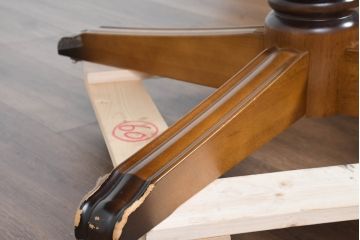 中古　カリモク家具(karimoku)　COLONIAL(コロニアル)シリーズ　カントリースタイルの柔らかな雰囲気の丸型ダイニングテーブル(ラウンドテーブル、丸テーブル、二人掛け、四人掛け、2人用、4人用、円卓)(R-083364)