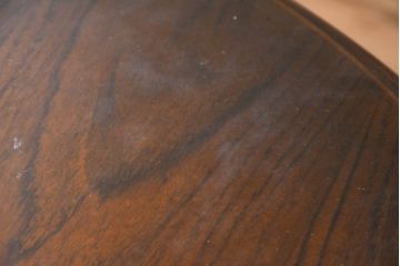 中古　カリモク家具(karimoku)　COLONIAL(コロニアル)シリーズ　カントリースタイルの柔らかな雰囲気の丸型ダイニングテーブル(ラウンドテーブル、丸テーブル、二人掛け、四人掛け、2人用、4人用、円卓)(R-083364)