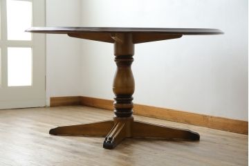 中古　カリモク家具(karimoku)　COLONIAL(コロニアル)シリーズ　カントリースタイルの柔らかな雰囲気の丸型ダイニングテーブル(ラウンドテーブル、丸テーブル、二人掛け、四人掛け、2人用、4人用、円卓)(R-083364)