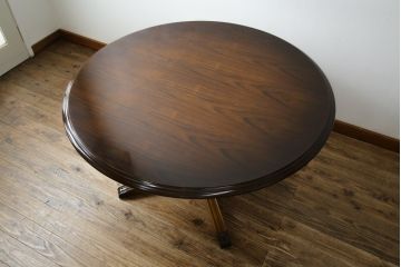 中古　カリモク家具(karimoku)　COLONIAL(コロニアル)シリーズ　カントリースタイルの柔らかな雰囲気の丸型ダイニングテーブル(ラウンドテーブル、丸テーブル、二人掛け、四人掛け、2人用、4人用、円卓)(R-083364)