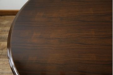 中古　カリモク家具(karimoku)　COLONIAL(コロニアル)シリーズ　カントリースタイルの柔らかな雰囲気の丸型ダイニングテーブル(ラウンドテーブル、丸テーブル、二人掛け、四人掛け、2人用、4人用、円卓)(R-083364)