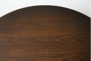 中古　カリモク家具(karimoku)　COLONIAL(コロニアル)シリーズ　カントリースタイルの柔らかな雰囲気の丸型ダイニングテーブル(ラウンドテーブル、丸テーブル、二人掛け、四人掛け、2人用、4人用、円卓)(R-083364)
