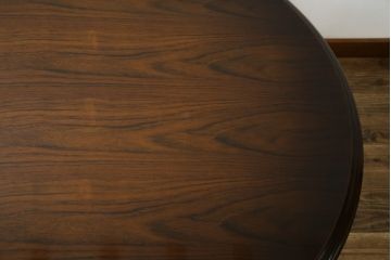 中古　カリモク家具(karimoku)　COLONIAL(コロニアル)シリーズ　カントリースタイルの柔らかな雰囲気の丸型ダイニングテーブル(ラウンドテーブル、丸テーブル、二人掛け、四人掛け、2人用、4人用、円卓)(R-083364)