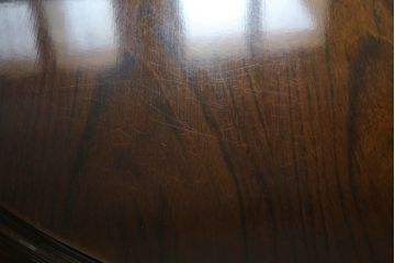 中古　カリモク家具(karimoku)　COLONIAL(コロニアル)シリーズ　カントリースタイルの柔らかな雰囲気の丸型ダイニングテーブル(ラウンドテーブル、丸テーブル、二人掛け、四人掛け、2人用、4人用、円卓)(R-083364)