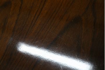 中古　カリモク家具(karimoku)　COLONIAL(コロニアル)シリーズ　カントリースタイルの柔らかな雰囲気の丸型ダイニングテーブル(ラウンドテーブル、丸テーブル、二人掛け、四人掛け、2人用、4人用、円卓)(R-083364)