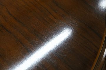 中古　カリモク家具(karimoku)　COLONIAL(コロニアル)シリーズ　カントリースタイルの柔らかな雰囲気の丸型ダイニングテーブル(ラウンドテーブル、丸テーブル、二人掛け、四人掛け、2人用、4人用、円卓)(R-083364)