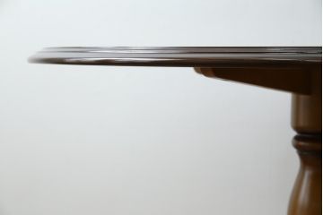 中古　カリモク家具(karimoku)　COLONIAL(コロニアル)シリーズ　カントリースタイルの柔らかな雰囲気の丸型ダイニングテーブル(ラウンドテーブル、丸テーブル、二人掛け、四人掛け、2人用、4人用、円卓)(R-083364)