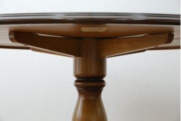中古　カリモク家具(karimoku)　COLONIAL(コロニアル)シリーズ　カントリースタイルの柔らかな雰囲気の丸型ダイニングテーブル(ラウンドテーブル、丸テーブル、二人掛け、四人掛け、2人用、4人用、円卓)(R-083364)