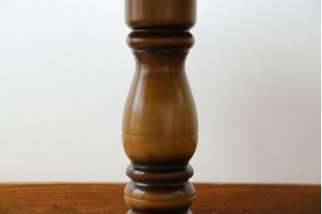 中古　カリモク家具(karimoku)　COLONIAL(コロニアル)シリーズ　カントリースタイルの柔らかな雰囲気の丸型ダイニングテーブル(ラウンドテーブル、丸テーブル、二人掛け、四人掛け、2人用、4人用、円卓)(R-083364)