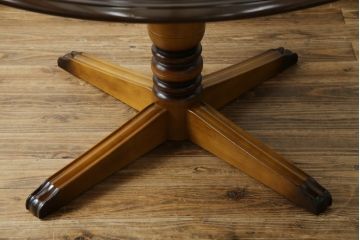 中古　カリモク家具(karimoku)　COLONIAL(コロニアル)シリーズ　カントリースタイルの柔らかな雰囲気の丸型ダイニングテーブル(ラウンドテーブル、丸テーブル、二人掛け、四人掛け、2人用、4人用、円卓)(R-083364)