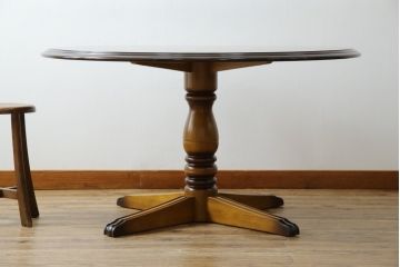 中古　カリモク家具(karimoku)　COLONIAL(コロニアル)シリーズ　カントリースタイルの柔らかな雰囲気の丸型ダイニングテーブル(ラウンドテーブル、丸テーブル、二人掛け、四人掛け、2人用、4人用、円卓)(R-083364)