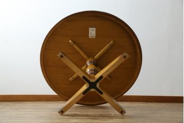 中古　カリモク家具(karimoku)　COLONIAL(コロニアル)シリーズ　カントリースタイルの柔らかな雰囲気の丸型ダイニングテーブル(ラウンドテーブル、丸テーブル、二人掛け、四人掛け、2人用、4人用、円卓)(R-083364)