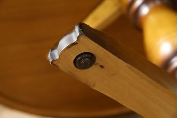中古　カリモク家具(karimoku)　COLONIAL(コロニアル)シリーズ　カントリースタイルの柔らかな雰囲気の丸型ダイニングテーブル(ラウンドテーブル、丸テーブル、二人掛け、四人掛け、2人用、4人用、円卓)(R-083364)