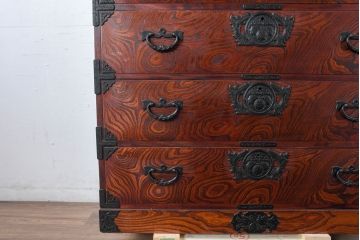 中古　岩谷堂箪笥　動きのある杢目と存在感のある金具が魅力的な衣装箪笥(収納タンス、和箪笥、整理箪笥、引き出し)(R-083365)