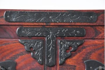 中古　岩谷堂箪笥　動きのある杢目と存在感のある金具が魅力的な衣装箪笥(収納タンス、和箪笥、整理箪笥、引き出し)(R-083365)