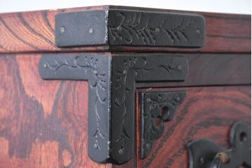 中古　岩谷堂箪笥　動きのある杢目と存在感のある金具が魅力的な衣装箪笥(収納タンス、和箪笥、整理箪笥、引き出し)(R-083365)