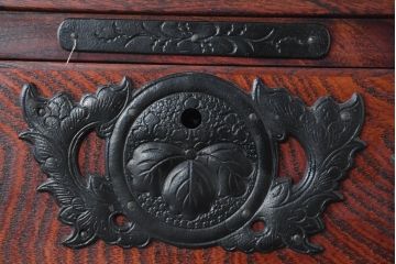 中古　岩谷堂箪笥　動きのある杢目と存在感のある金具が魅力的な衣装箪笥(収納タンス、和箪笥、整理箪笥、引き出し)(R-083365)