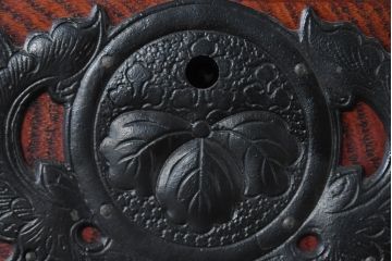中古　岩谷堂箪笥　動きのある杢目と存在感のある金具が魅力的な衣装箪笥(収納タンス、和箪笥、整理箪笥、引き出し)(R-083365)