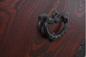 中古　岩谷堂箪笥　動きのある杢目と存在感のある金具が魅力的な衣装箪笥(収納タンス、和箪笥、整理箪笥、引き出し)(R-083365)