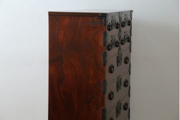 中古　岩谷堂箪笥　動きのある杢目と存在感のある金具が魅力的な衣装箪笥(収納タンス、和箪笥、整理箪笥、引き出し)(R-083365)