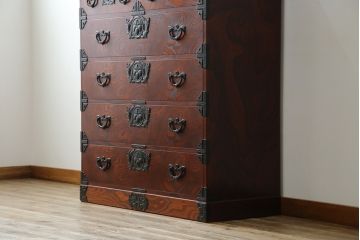 中古　岩谷堂箪笥　動きのある杢目と存在感のある金具が魅力的な衣装箪笥(収納タンス、和箪笥、整理箪笥、引き出し)(R-083365)