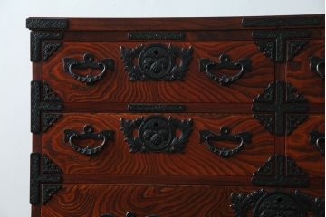 中古　岩谷堂箪笥　動きのある杢目と存在感のある金具が魅力的な衣装箪笥(収納タンス、和箪笥、整理箪笥、引き出し)(R-083365)