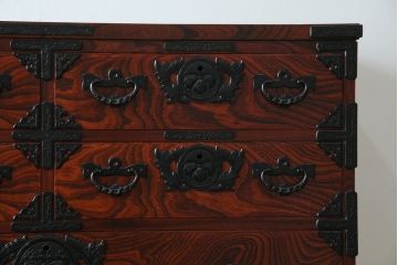 中古　岩谷堂箪笥　動きのある杢目と存在感のある金具が魅力的な衣装箪笥(収納タンス、和箪笥、整理箪笥、引き出し)(R-083365)