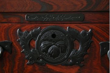 中古　岩谷堂箪笥　動きのある杢目と存在感のある金具が魅力的な衣装箪笥(収納タンス、和箪笥、整理箪笥、引き出し)(R-083365)
