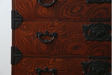 中古　岩谷堂箪笥　動きのある杢目と存在感のある金具が魅力的な衣装箪笥(収納タンス、和箪笥、整理箪笥、引き出し)(R-083365)