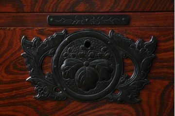 中古　岩谷堂箪笥　動きのある杢目と存在感のある金具が魅力的な衣装箪笥(収納タンス、和箪笥、整理箪笥、引き出し)(R-083365)