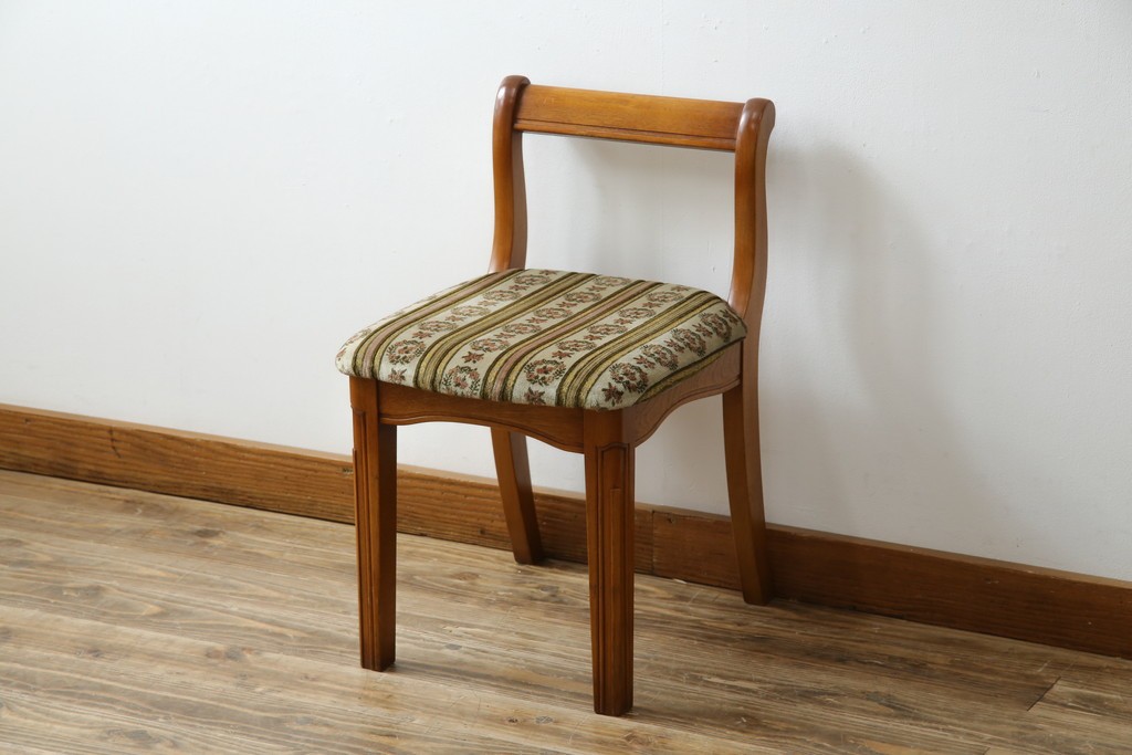 中古　横浜ダニエル(daniel)　優雅な佇まいのチェア1脚　(R-083366)