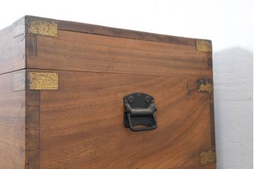 和製アンティーク　希少デザイン!!　くすの木(楠)の温もりが感じられるハンガー付き衣装トランク (木箱、ブランケットボックス、トランクテーブル、センターテーブル、サイドテーブル、収納箱、店舗什器)(R-083370)